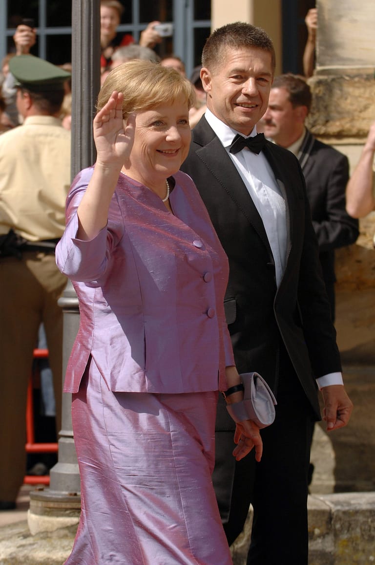 Erstmals sah man Angela Merkel 2007 bei den Bayreuther Festspielen in dem fliederfarbenen Ensemble.