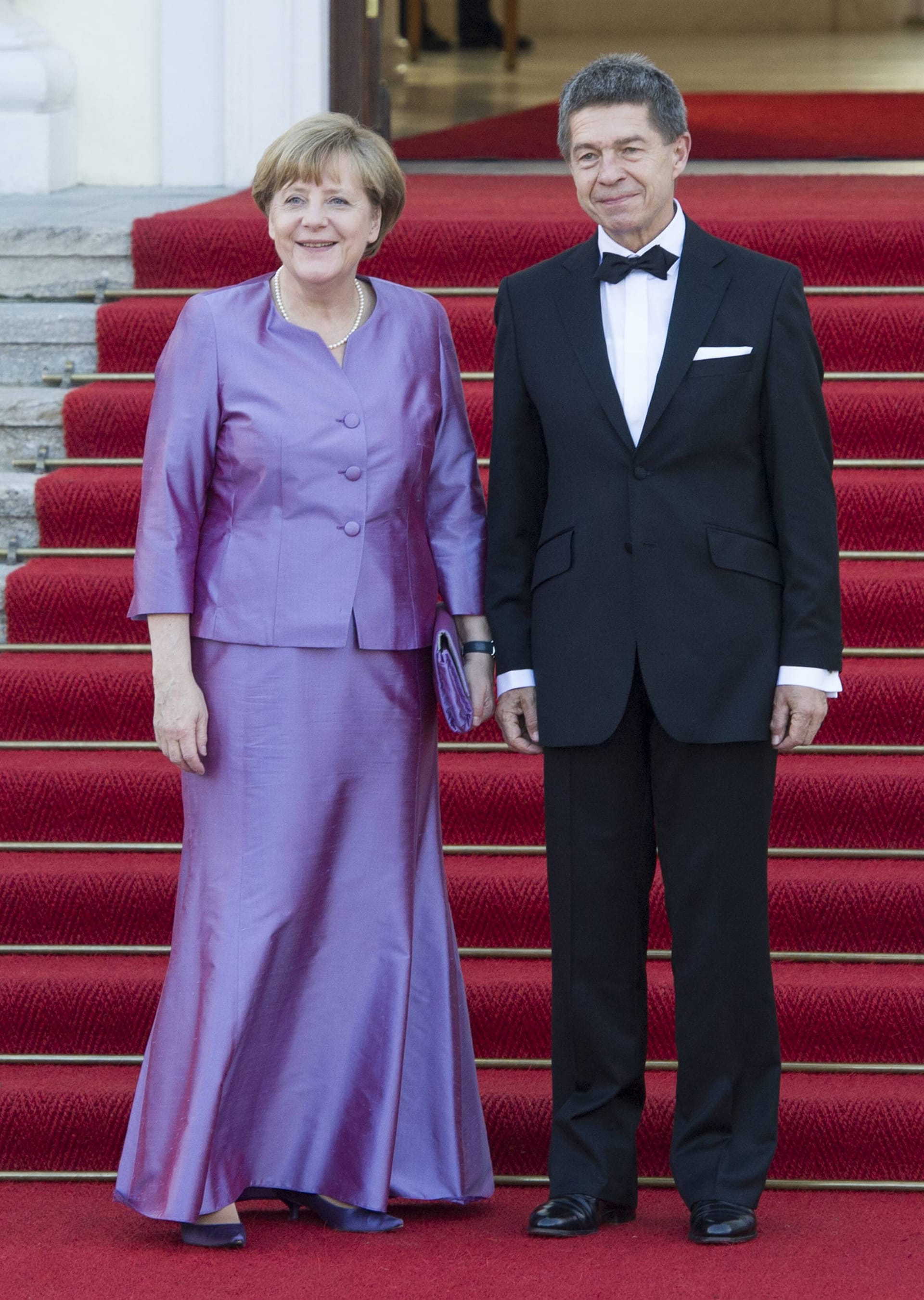 Als die Queen 2015 Deutschland besuchte, wählte die Merkel für ein Staatsbankett ebenfalls das fliederfarbene Ensemble.