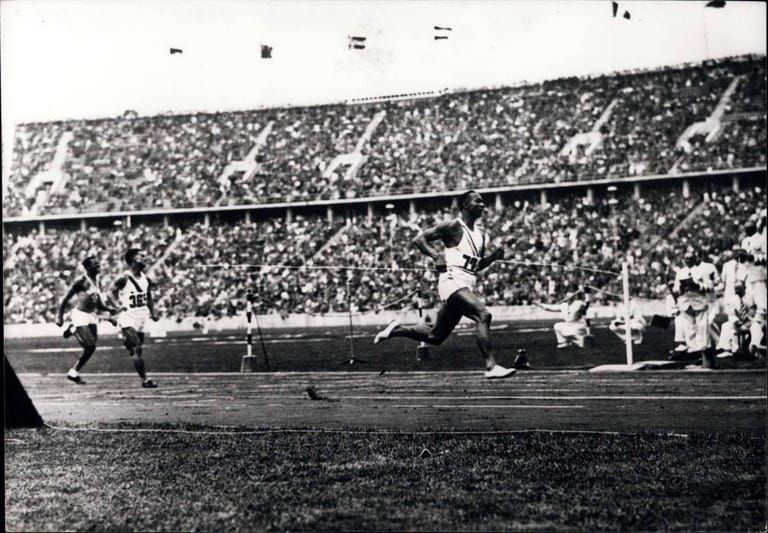 Die Olympischen Spiele 1936 in Berlin wurden von den Nationalsozialisten für ihre Propaganda missbraucht. Sie gelten als "Nazi-Spiele". Star der Spiele wurde jedoch ein dunkelhäutiger Amerikaner. Leichtathlet Jesse Owens holte vier Goldmedaillen: über 100 und 200 Meter, mit der 4x100 Meter-Staffel und im Weitsprung. Dort setzte er sich in einem denkwürdigen Wettkampf gegen den Deutschen Luz Long durch.