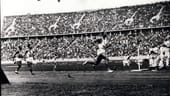 Die Olympischen Spiele 1936 in Berlin wurden von den Nationalsozialisten für ihre Propaganda missbraucht. Sie gelten als "Nazi-Spiele". Star der Spiele wurde jedoch ein dunkelhäutiger Amerikaner. Leichtathlet Jesse Owens holte vier Goldmedaillen: über 100 und 200 Meter, mit der 4x100 Meter-Staffel und im Weitsprung. Dort setzte er sich in einem denkwürdigen Wettkampf gegen den Deutschen Luz Long durch.