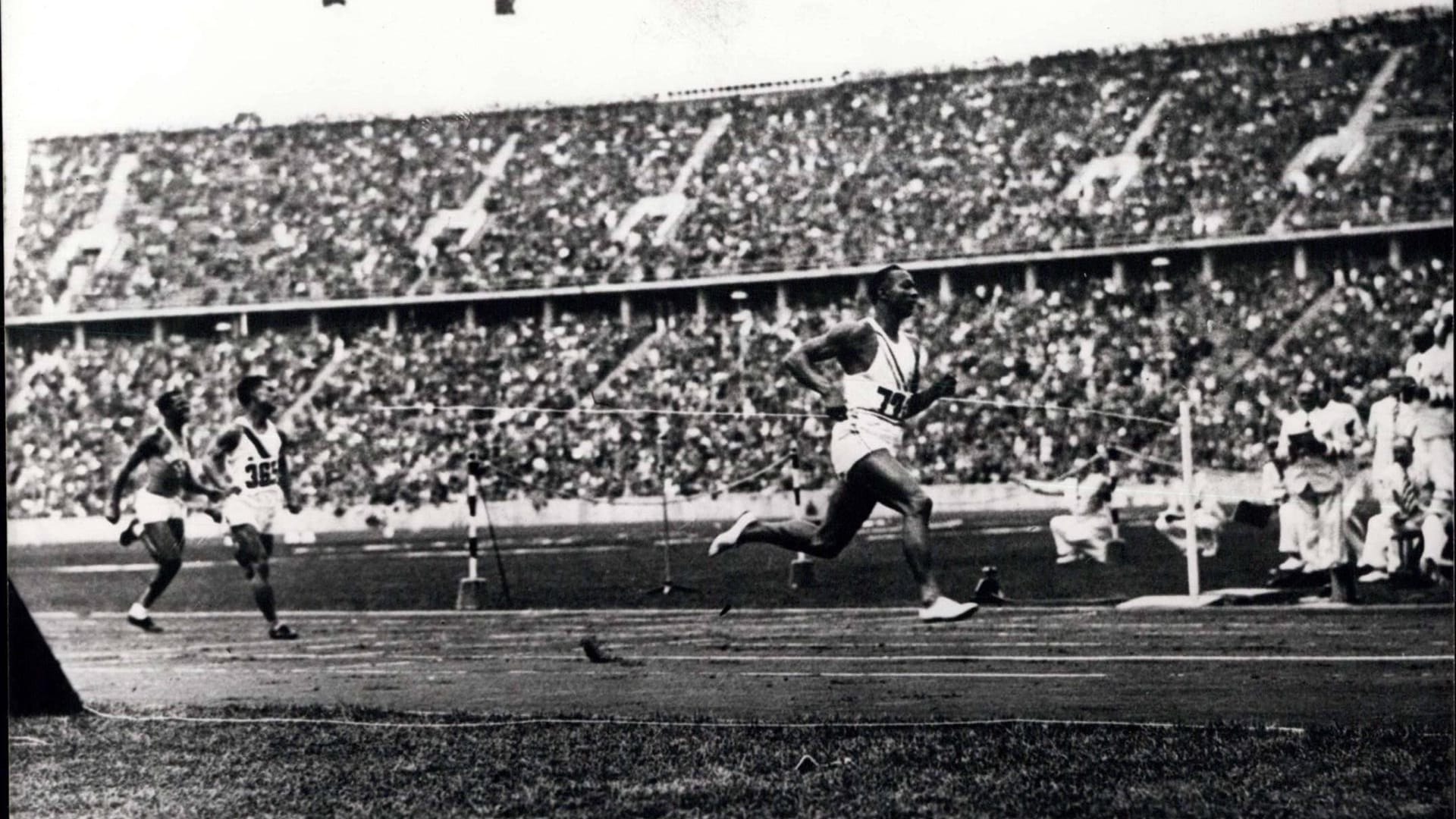 Die Olympischen Spiele 1936 in Berlin wurden von den Nationalsozialisten für ihre Propaganda missbraucht. Sie gelten als "Nazi-Spiele". Star der Spiele wurde jedoch ein dunkelhäutiger Amerikaner. Leichtathlet Jesse Owens holte vier Goldmedaillen: über 100 und 200 Meter, mit der 4x100 Meter-Staffel und im Weitsprung. Dort setzte er sich in einem denkwürdigen Wettkampf gegen den Deutschen Luz Long durch.