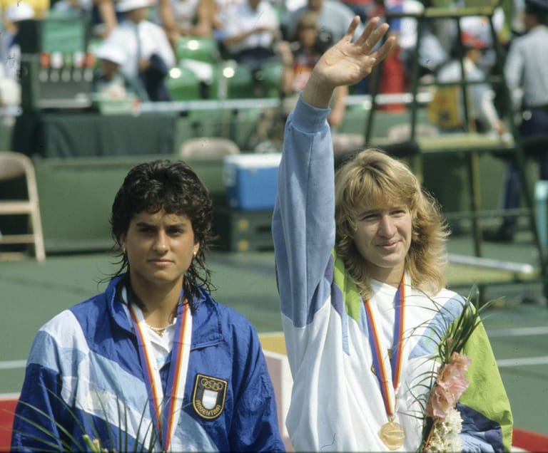 Alle vier Grand-Slam-Turniere hatte Steffi Graf im Jahr 1988 schon gewonnen. Dann holte sie in Seoul auch noch Olympisches Gold im Tennis (im Finale gegen die Argentinierin Gabriela Sabatini, li. im Bild). Der Golden Slam war perfekt. Das war und ist bis heute niemandem sonst gelungen.