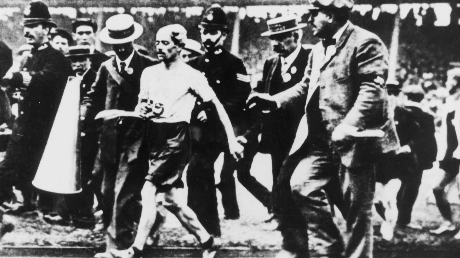 Der italienische Marathonläufer Dorando Pietri kam 1908 in London mit großem Vorsprung ins Stadion. Der Olympiasieg war ganz nah. Doch Pietri war völlig entkräftet, brach mehrmals zusammen. Schließlich halfen ihm Ärzte und Kampfrichter ins Ziel. Die Amerikaner protestierten, Pietri wurde disqualifiziert, und der zweitplatzierte John Hayes aus den USA bekam Gold. Pietri erhielt später einen goldenen Pokal von der italienischen Königin Alexandra.