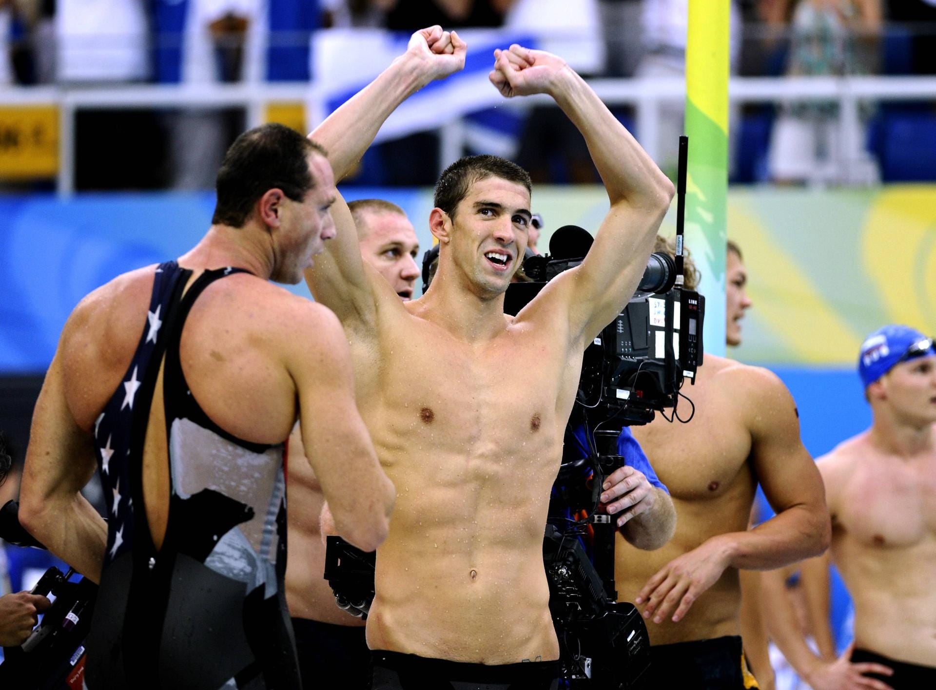 Ebenfalls 2008 schaffte der US-Schwimmer Michael Phelps schier Unglaubliches: Er gewann acht Goldmedaillen. Im Bild ist er nach seinem achten Erfolg zu sehen, mit der Lagenstaffel. Dazu kamen Siege mit beiden Freistilstaffeln sowie über 100 und 200 Meter Schmetterling, 200 Meter Freistil sowie 200 und 400 Meter Lagen. Damit übertraf Phelps sogar seinen Landsmann Mark Spitz (sieben Mal Gold bei Olympia 1972 in München).