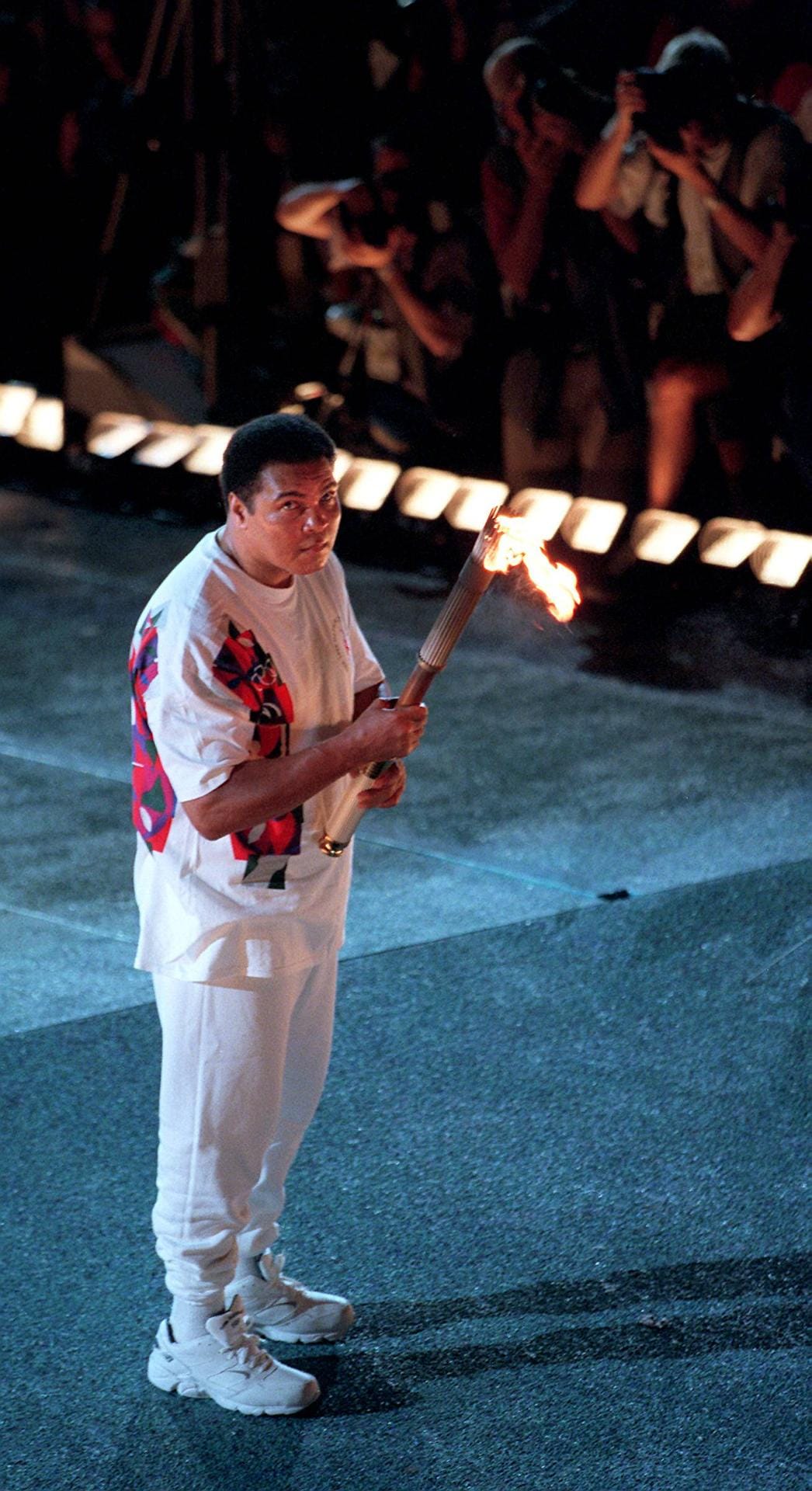 Boxlegende Muhammad Ali, der 2016 verstorben ist, entzündete 1996 in Atlanta das Olympische Feuer – bereits schwer gezeichnet von Parkinson. Es war der denkwürdigste Moment der gesamten Spiele. Der damalige US-Präsident Bill Clinton hatte vor Rührung geweint.