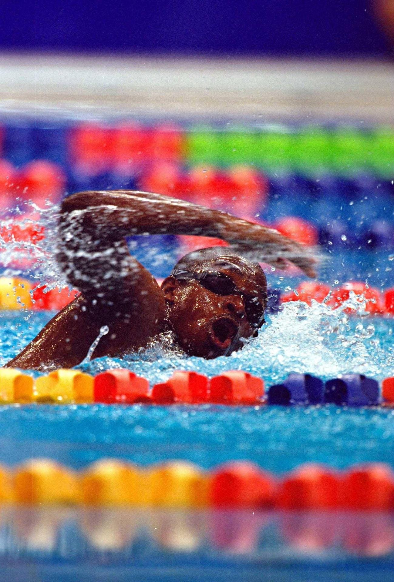 Eric Moussambani brauchte 2000 in Sydney für die 100 Meter Freistil 1:52,72 Minuten. Damit lag er über der Zeit des Weltrekords für die doppelte Distanz. Aber der Schwimmer aus Äquatorialguinea war trotzdem einer der Helden der Spiele. Ganz allein – die beiden anderen Teilnehmer des Vorlaufs waren wegen Frühstarts disqualifiziert worden - hatte er sich durchs Becken gekämpft. Schwimmen hatte "Eric der Aal" erst im Vorfeld von Olympia gelernt.