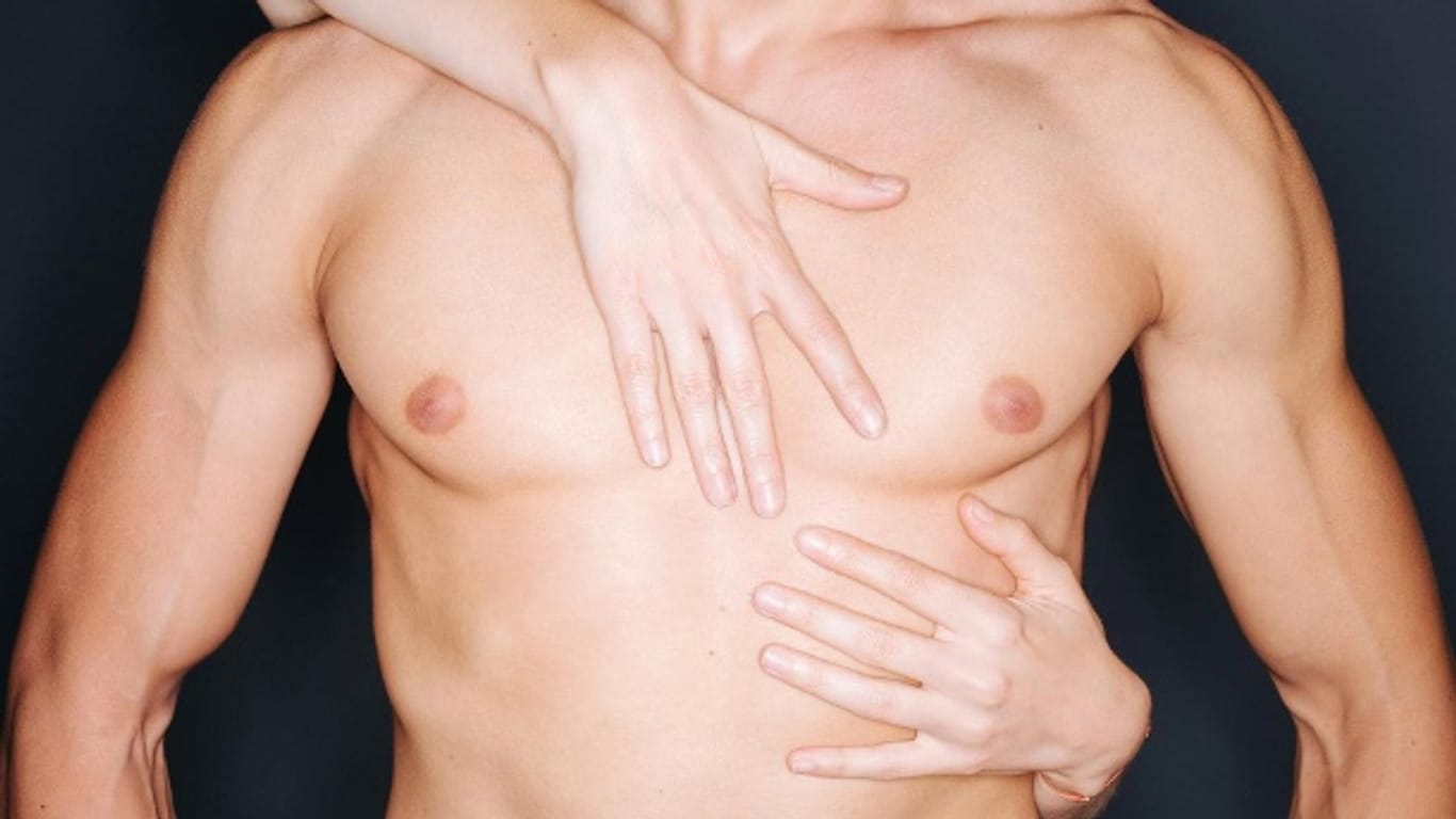 Nicht nur die weibliche Brust reagiert auf Berührung: Angeblich sind die Brustwarzen bei Männern noch sensibler.