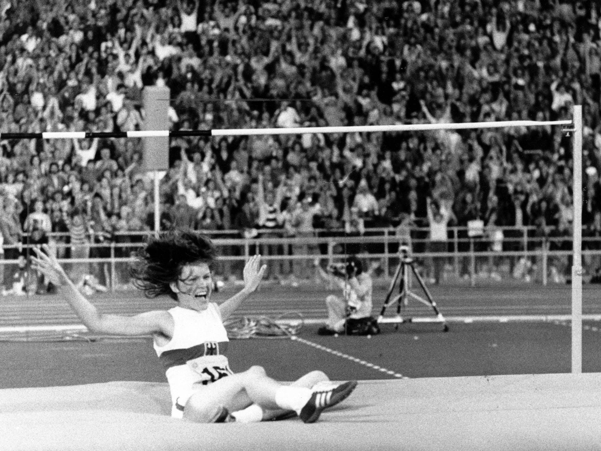 16 Jahre alt war Ulrike Meyfarth - und auf einmal Olympiasiegerin im Hochsprung, damals 1972 in München. Nach überquerten 1,92 Meter war die Sensation perfekt, die Zuschauer im Olympiastadion waren außer Rand und Band.