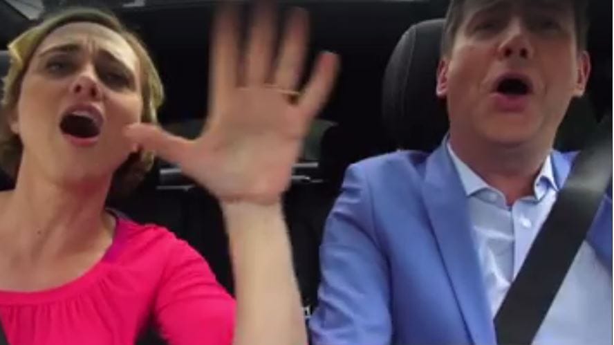 Caren Miosga und Jens Riewa beim Carpool-Karaoke.