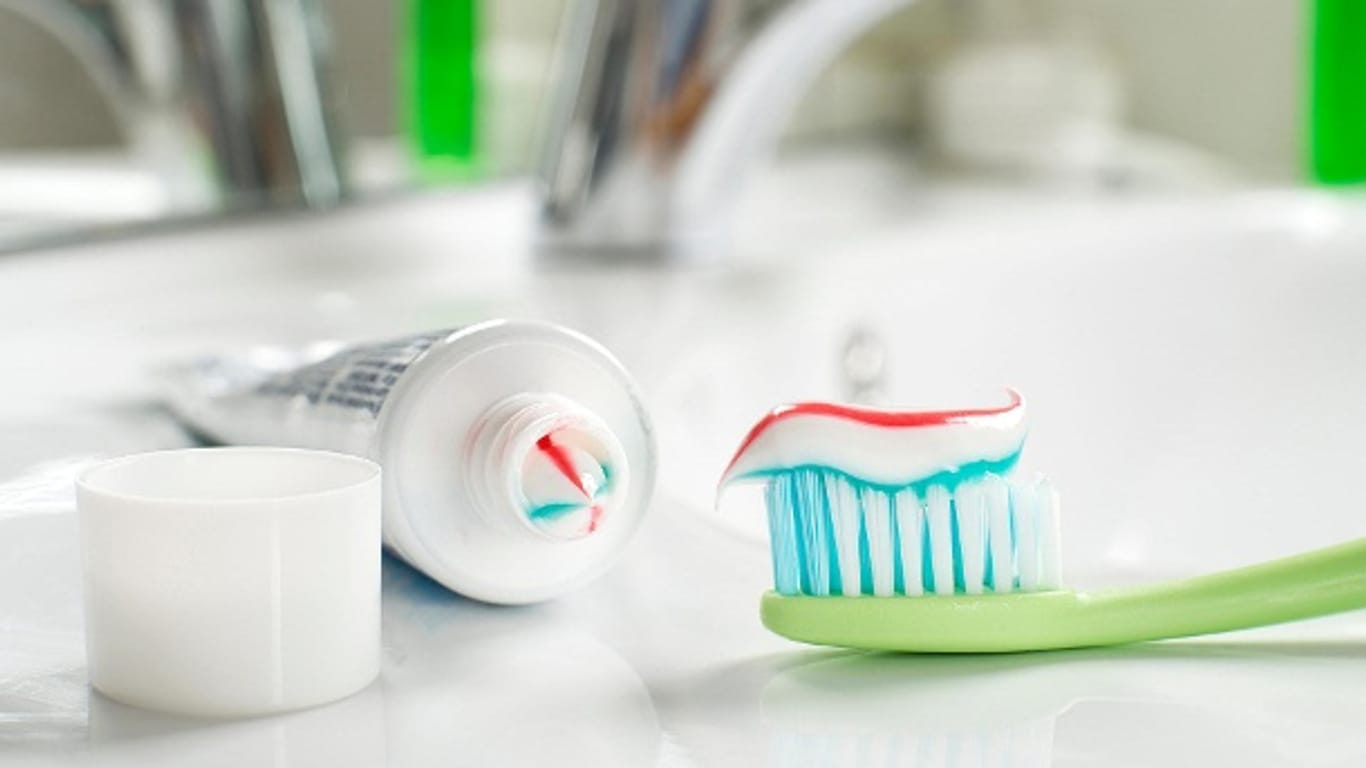 Mindestens zwei Mal täglich sollte jeder zu Zahnbürste und Zahnpasta greifen.