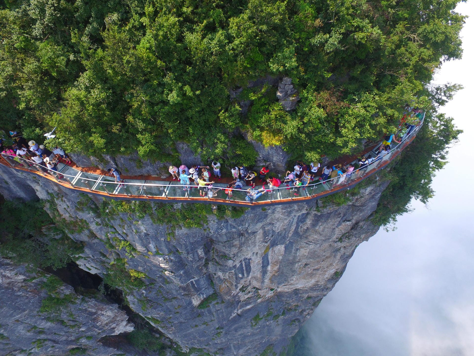 Der neue Glassteg am Panlong-Kliff ist nichts für Menschen mit Höhenangst.