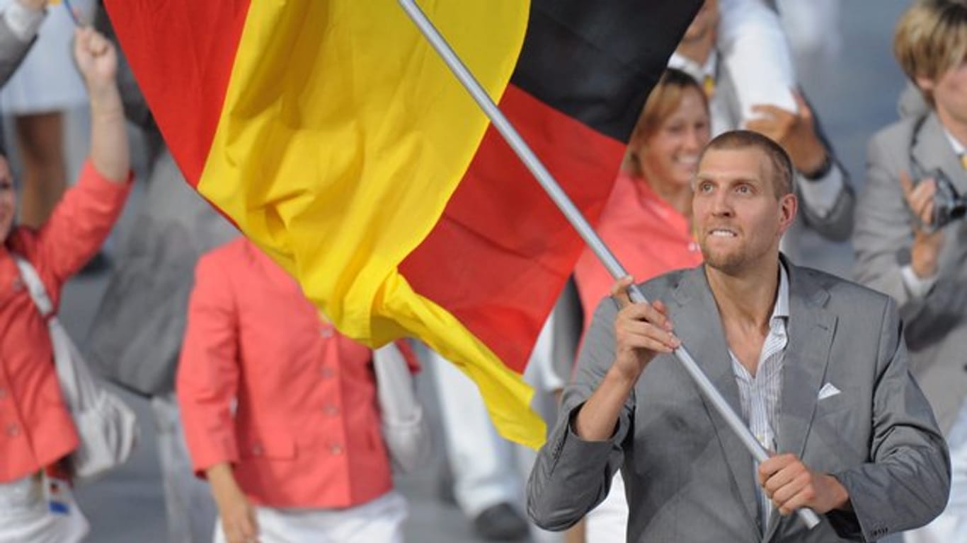 Dirk Nowitzki trug bei den Olympischen Spielen in Peking die deutsche Fahne.