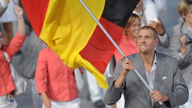 Dirk Nowitzki trug bei den Olympischen Spielen in Peking die deutsche Fahne.