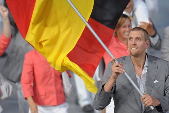 Dirk Nowitzki trug bei den Olympischen Spielen in Peking die deutsche Fahne.