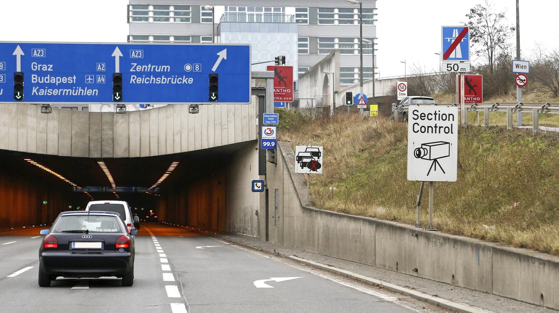 "Section Control" in Wien (Österreich) am Kaisermühlentunnel.