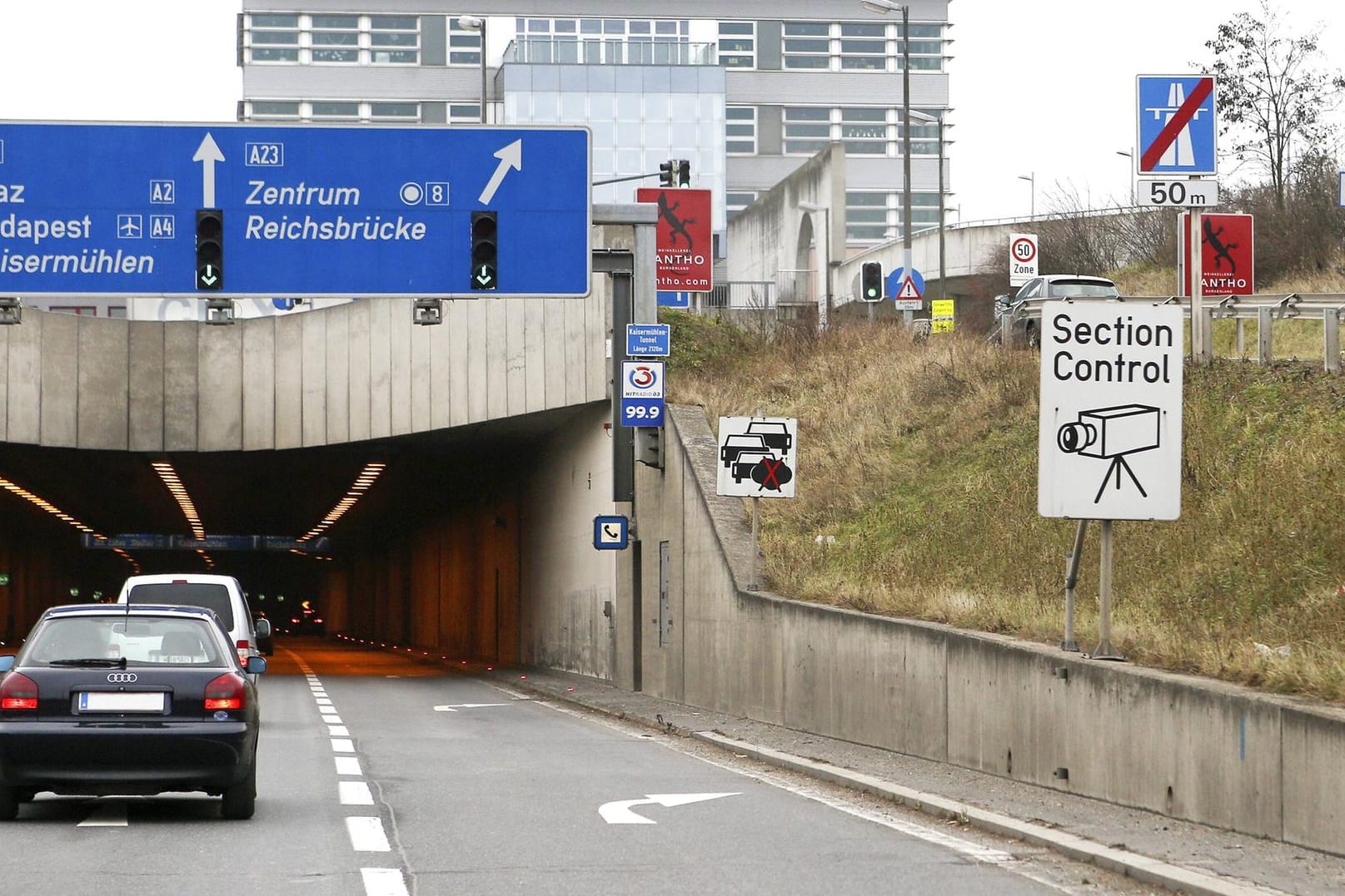 "Section Control" in Wien (Österreich) am Kaisermühlentunnel.