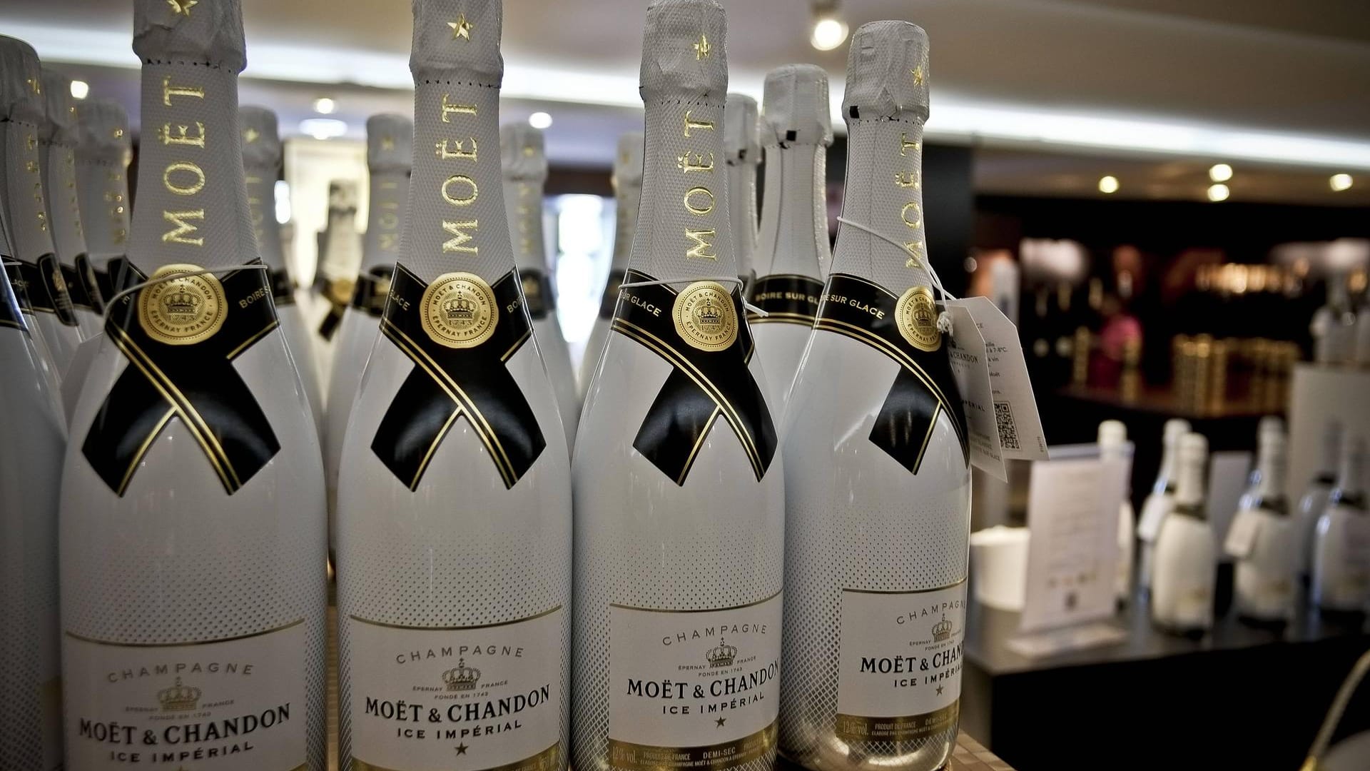 Bei den Herstellers gibt es enorme Unterschiede: handelt es sich um weltbekannte Marken wie etwa "Moët & Chandon", kann man sich sicher sein, gleichbleibenden Geschmack zu kaufen. Die großen Champagnerhäuser kaufen Grundweine aus bis zu 50 Lagen und bis zu zehn Jahrgängen auf und stellen einen Verschnitt her.