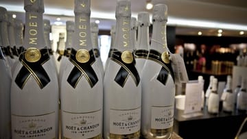 Bei den Herstellers gibt es enorme Unterschiede: handelt es sich um weltbekannte Marken wie etwa "Moët & Chandon", kann man sich sicher sein, gleichbleibenden Geschmack zu kaufen. Die großen Champagnerhäuser kaufen Grundweine aus bis zu 50 Lagen und bis zu zehn Jahrgängen auf und stellen einen Verschnitt her.