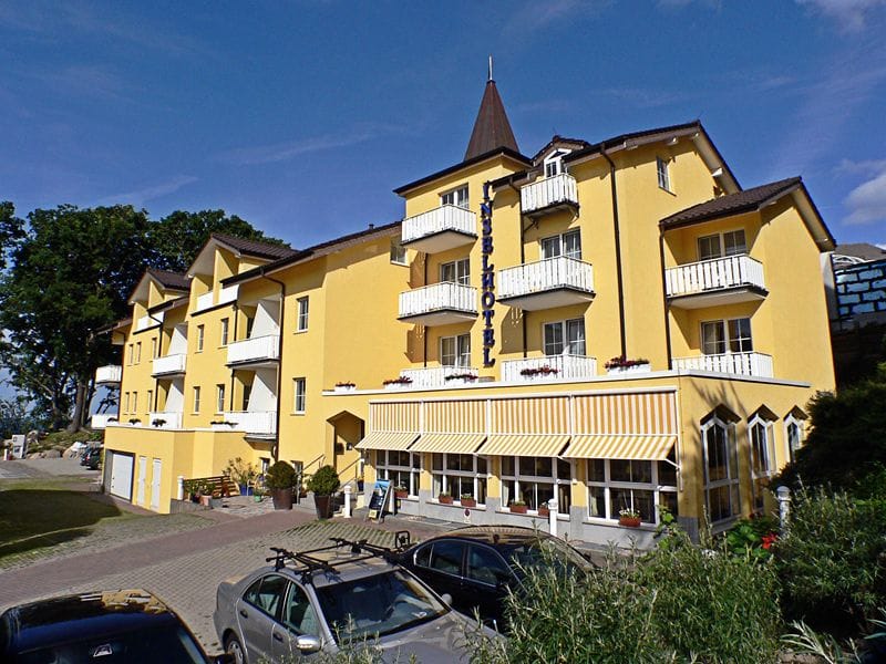 Die Einkaufsstraße von Göhren mit vielen Restaurants und kleinen Läden ist vom "inselhotel Rügen B&B"aus bequem zu Fuß erreichbar, ebenso der saubere Sandstrand und die Promenade.