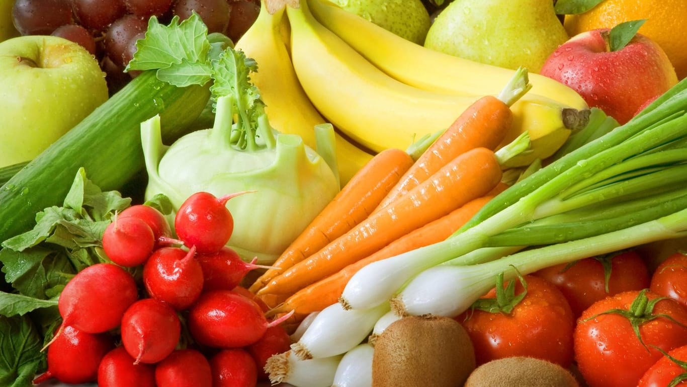 Viel Obst und Gemüse helfen beim Abbau der Fettleber.