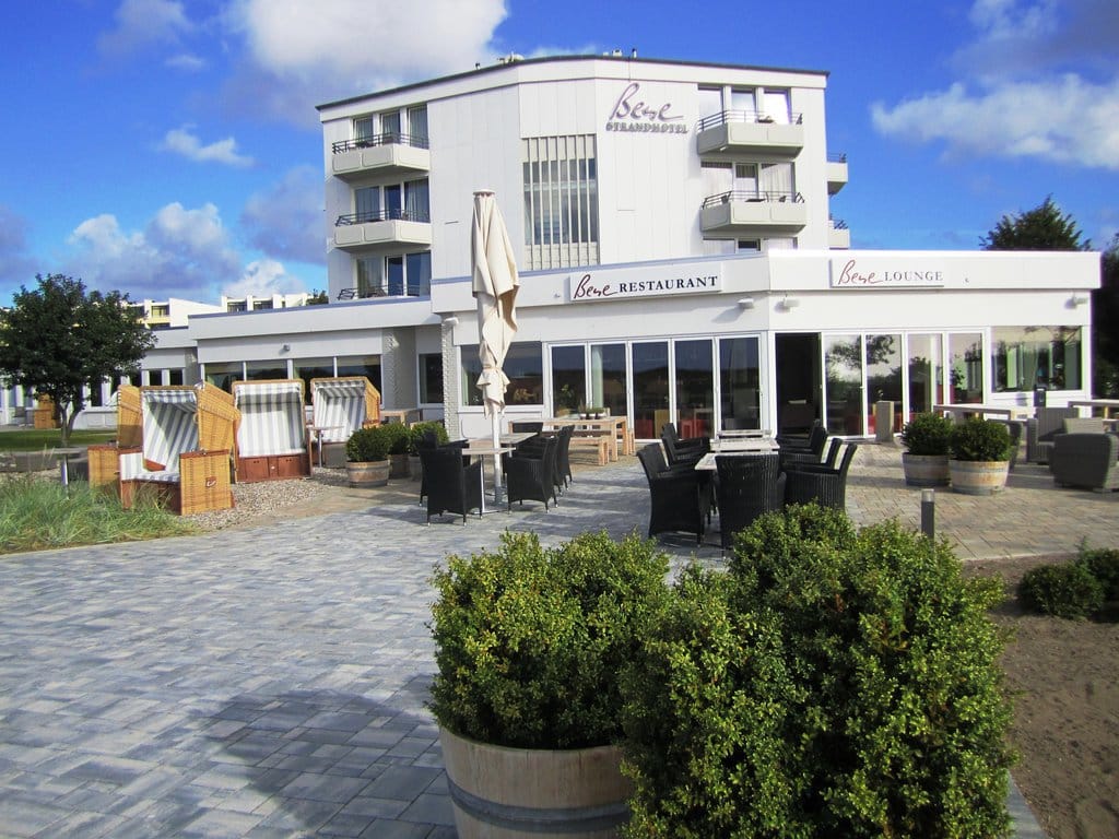 Der Name verrät es schon: Das "Strandhotel Bene" liegt direkt am Südstrand von Fehmarn. Bucht man im Hotel das "Wellness-Zimmer", ist eine eigene Sauna inklusive.