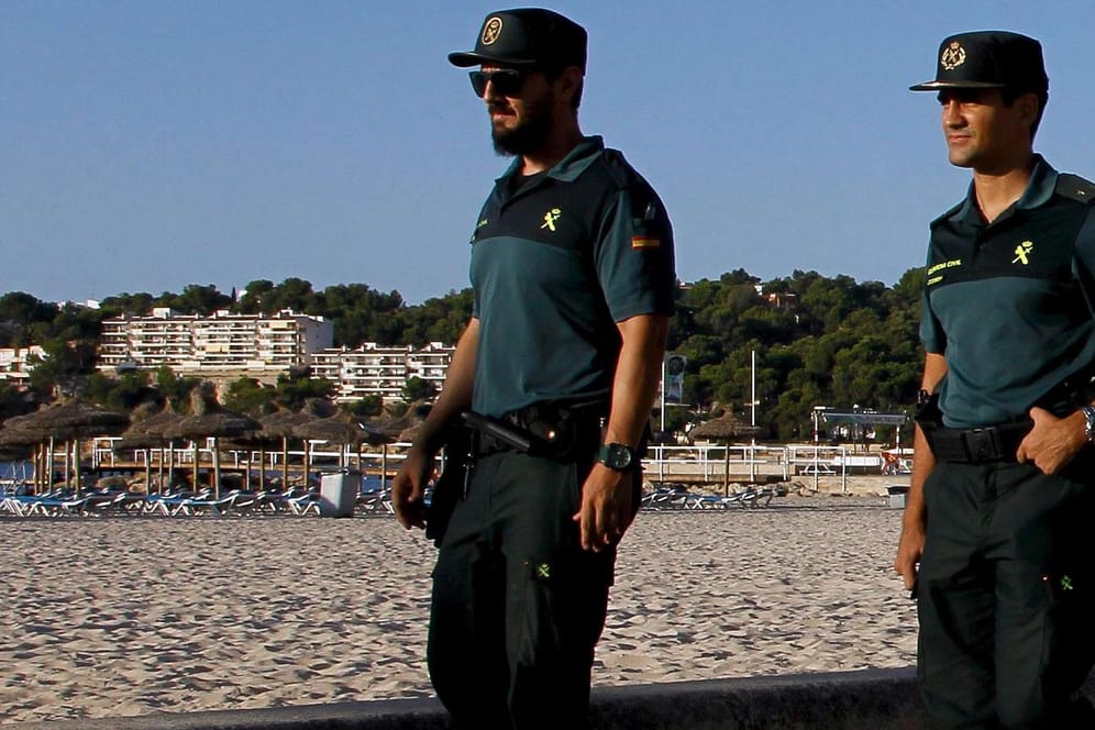Symbolbild: Spanische Polizei passt an der Küste auf.