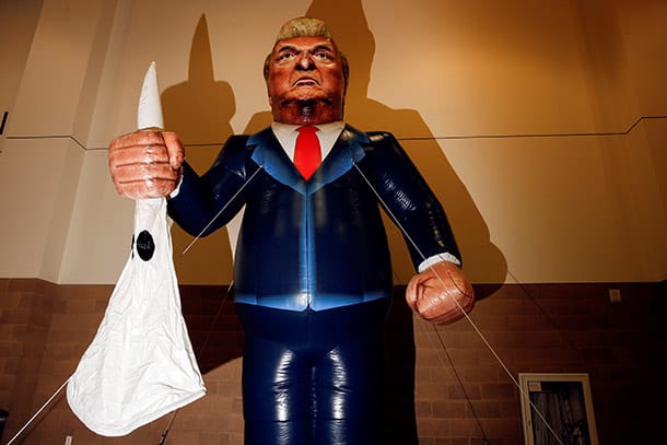 Trump-Puppe und der KKK