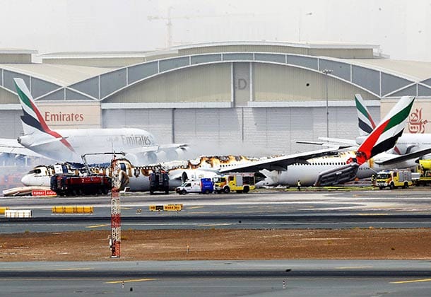 Das ausgebrannte Wrack der Emirates-Boeing auf dem Flughafen Dubai.