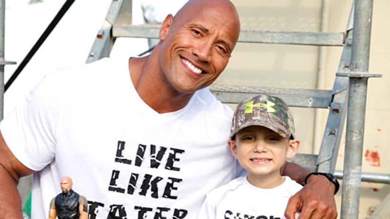 Dieses Foto von Dwayne Johnson und seinem Fan "Tater" entstand, als der Junge den Schauspieler am Set zum neuen "Baywatch"-Film besuchte.