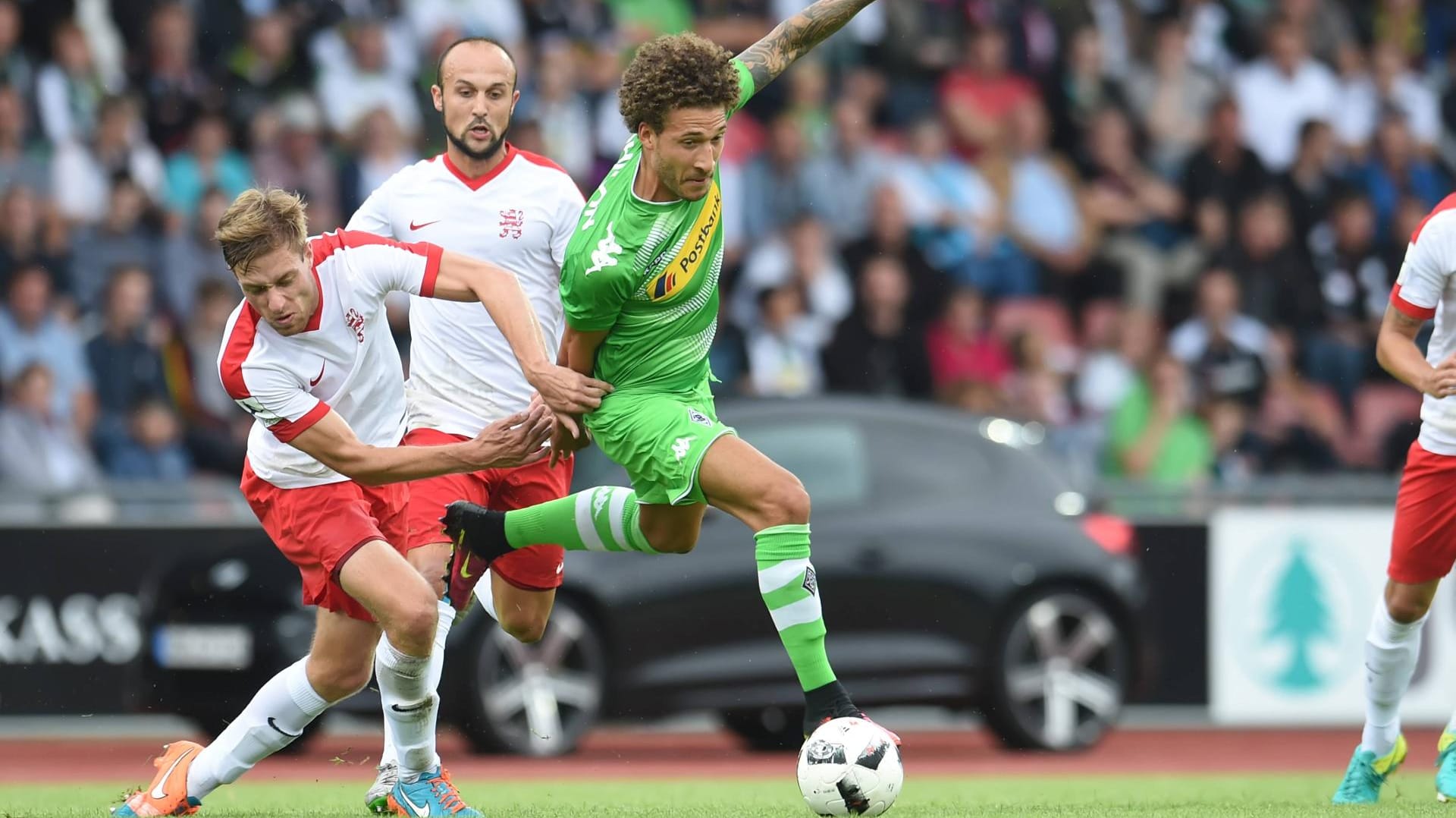 Gladbachs Fabian Johnson Gladbach (re.) wird von zwei Kassel-Spielern verfolgt. Gladbachs Fabian Johnson Gladbach (re.) wird von zwei Kassel-Spielern verfolgt.