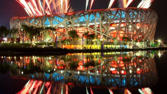 Feuerwerk für die Eröffnungsfeier über dem Vogelnest in Peking 2008.