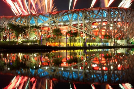 Feuerwerk für die Eröffnungsfeier über dem Vogelnest in Peking 2008.