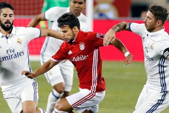 Bayern-Verteidiger Juan Bernat (Mitte) wird von Sergio Ramos (re.) und Isco gestoppt.