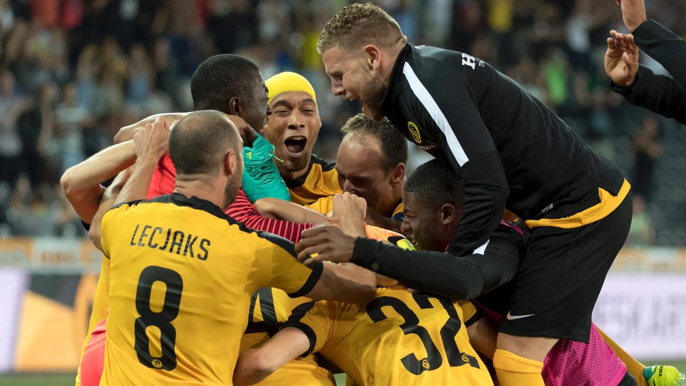 Die Young Boys Bern feiern nach dem Sieg im Elfmeterschießen gegen Donezk.