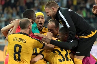Die Young Boys Bern feiern nach dem Sieg im Elfmeterschießen gegen Donezk.
