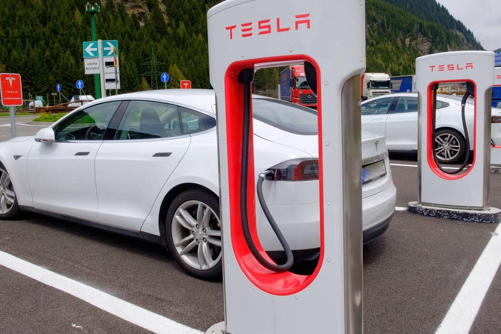 Schnell, teuer und leise - aber leider nicht sauberer als ein herkömmliches Auto: Tesla an einer Ladesäule.
