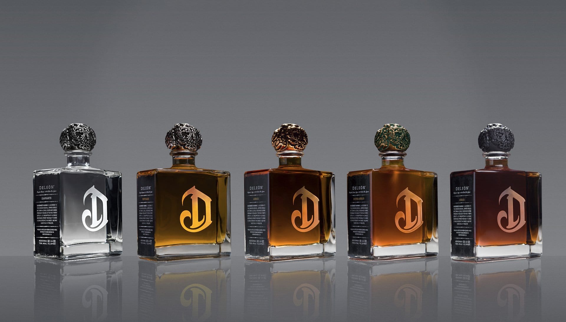 Diese Tequilas der edeln Brennerei Deléon gehören zu den luxuriösten Destillaten der Kategorie. Der günstigste "Diamante" (links) kostet etwa 170 Euro, der "Extra Anejo" (2. v.r.) etwa 360 Euro. Der limitierte "Leona" kostet noch ein wenig mehr: Er ist für etwa 850 Euro zu haben.