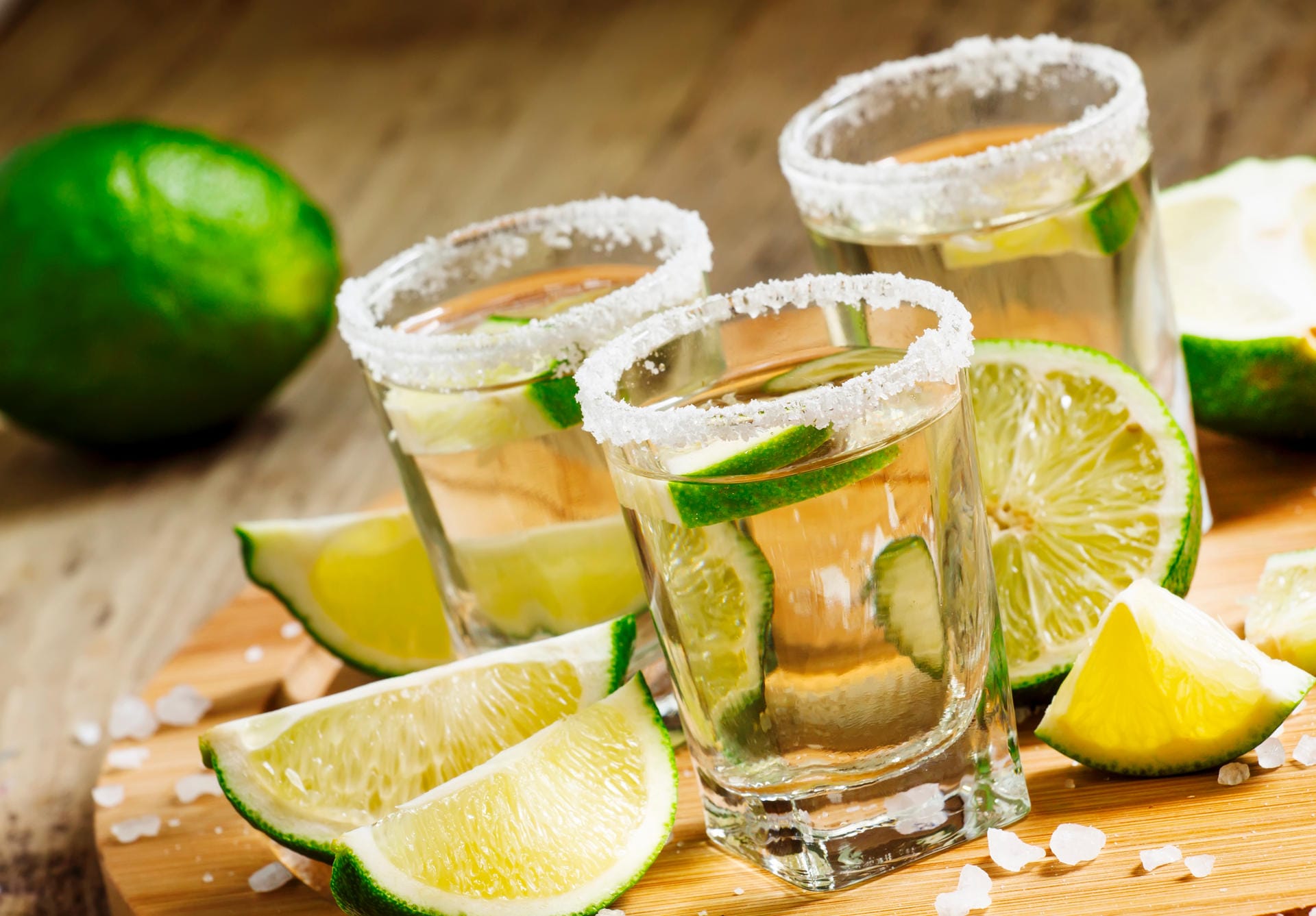Tradition, die nur für die Billig-Varianten taugt: Tequila wird in vielen Bars mit Salz und Limettenstreifen serviert. Doch beides killt die feinen Aromen eines sehr guten Agavendestillats.