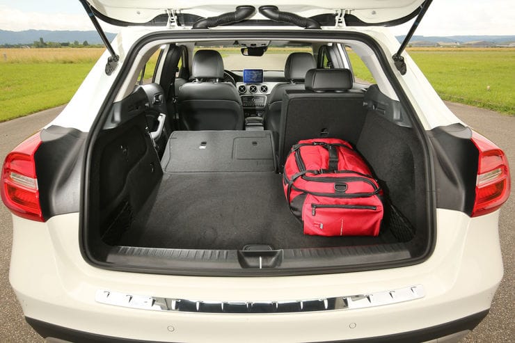 Der Mercedes bietet einen mit 421 Litern Volumen geräumigen Kofferraum, der sich dank breiter Öffnung problemlos nutzen lässt.