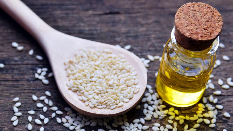 Sesamöl wirkt sich aufgrund seiner Inhaltsstoffe positiv auf Körper und Haare aus.