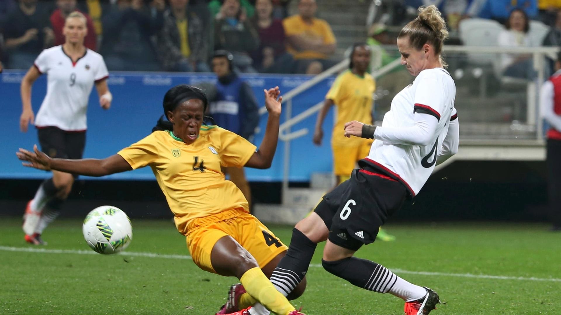 Foul mit Folgen: Simone Laudehr (re.) wird rüde von Nobuhle Majika zu Fall gebracht. Foul mit Folgen: Simone Laudehr (re.) wird rüde von Nobuhle Majika zu Fall gebracht.