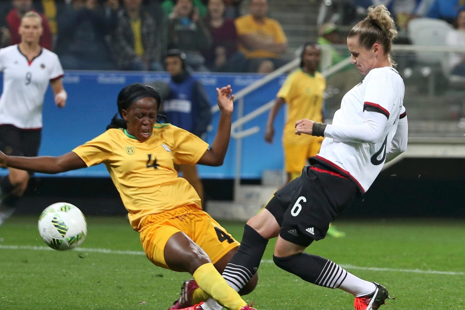 Foul mit Folgen: Simone Laudehr (re.) wird rüde von Nobuhle Majika zu Fall gebracht.