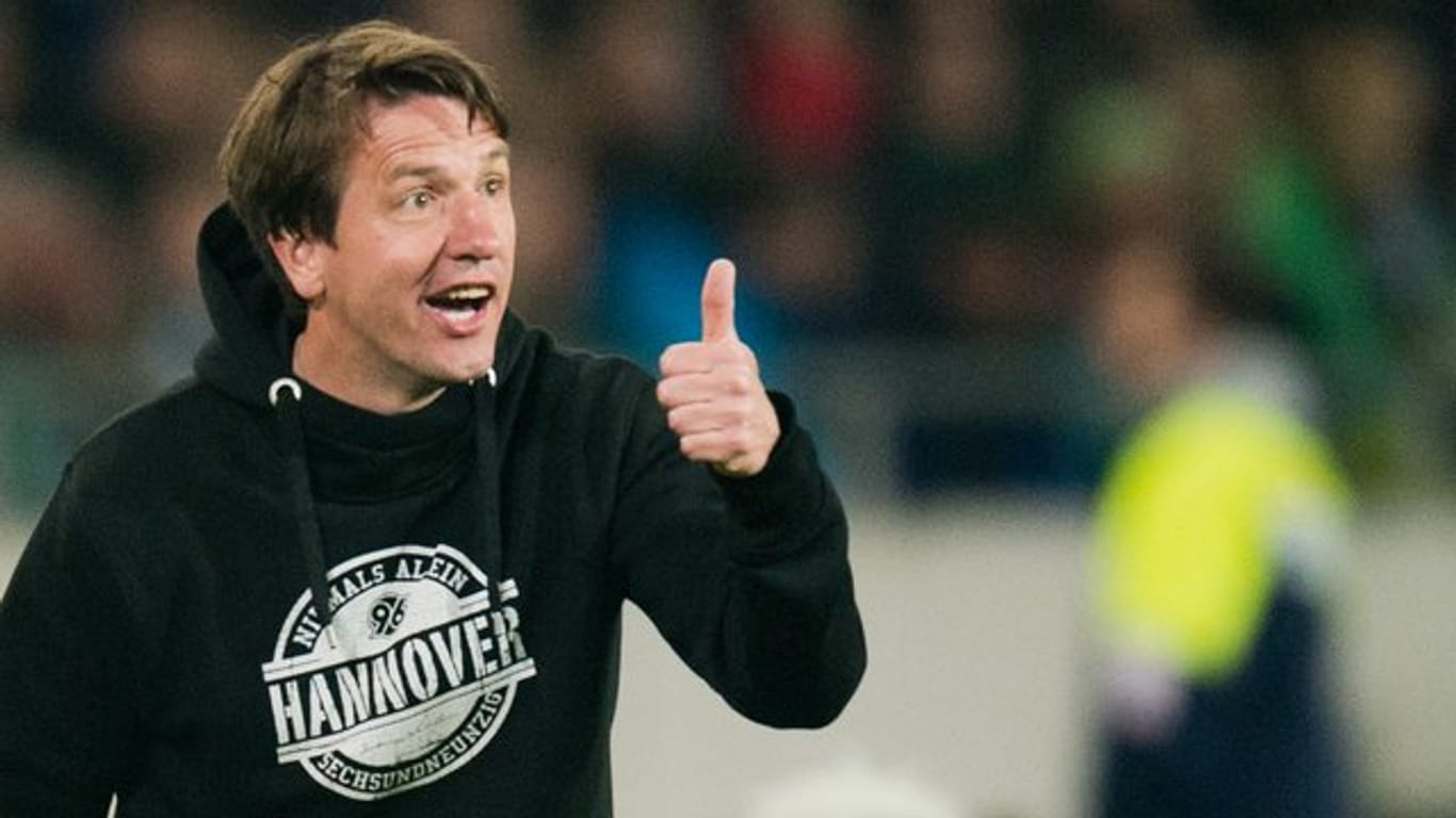Hannovers Trainer Daniel Stendel muss zum Zweitliga-Auftakt gegen Kaiserslautern auf mehrere Spieler verzichten.