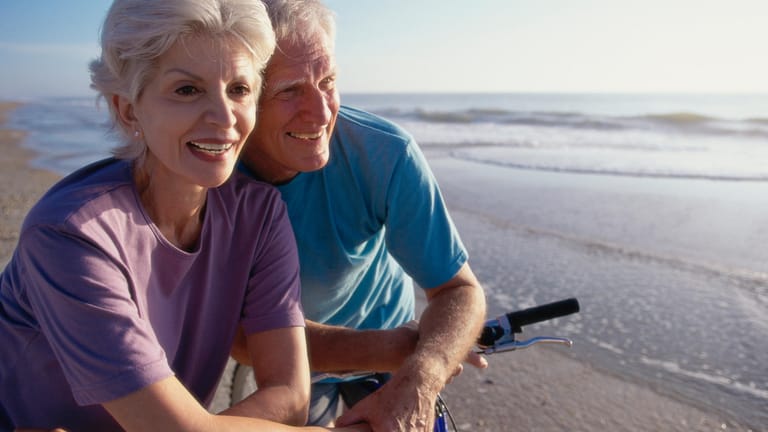 Um seinen Ruhestand entspannt zu genießen, bedarf es frühzeitig einsetzender Einzahlungen für die Altersvorsorge.