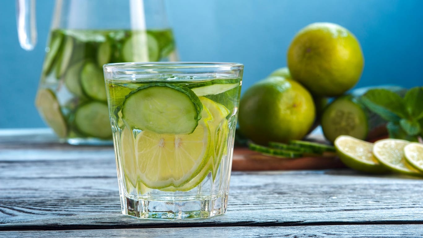 Gurkenwasser lässt sich auch mit Zitrusfrüchten wie Zitrone und Limette weiter verfeinern.