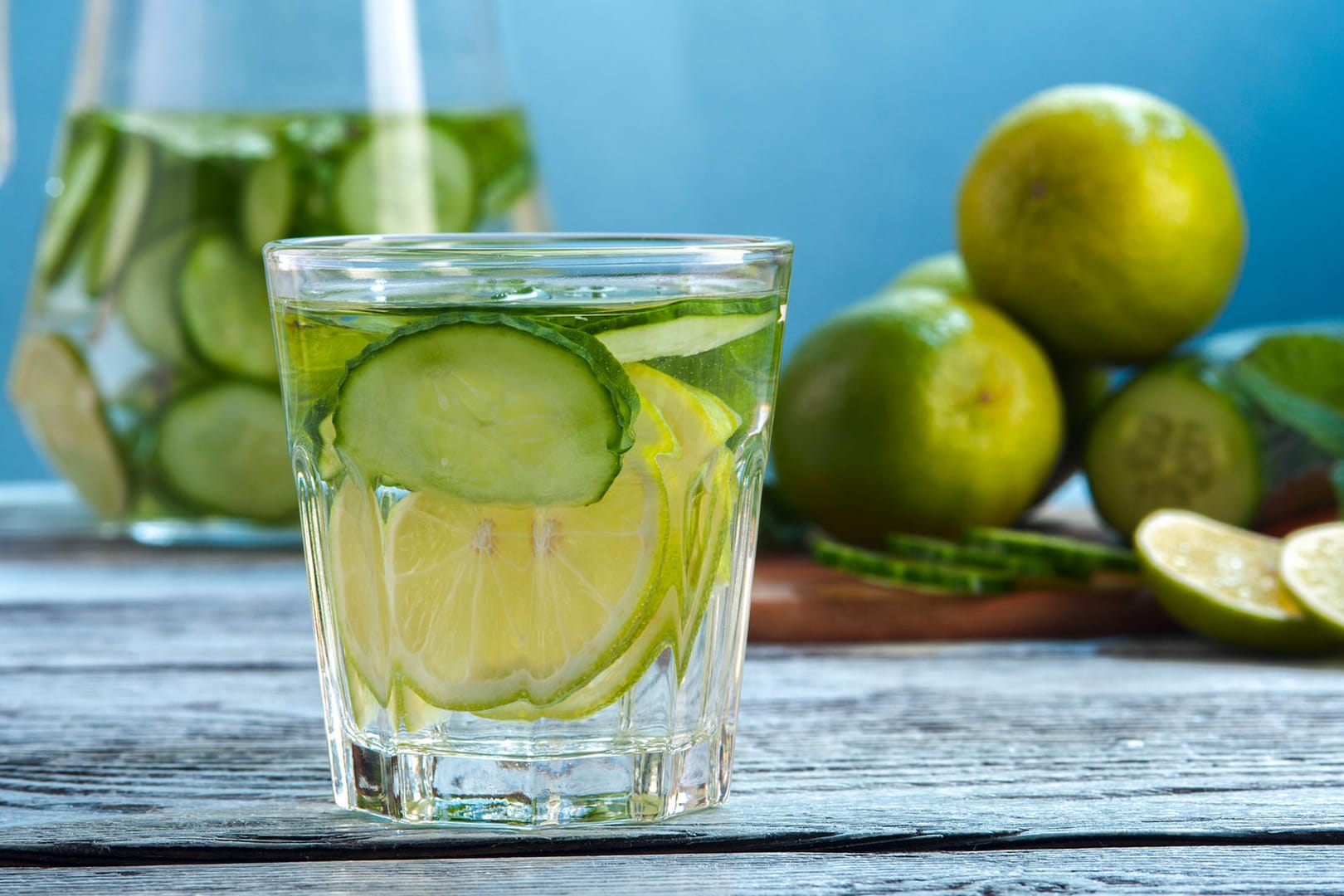 Gurkenwasser lässt sich auch mit Zitrusfrüchten wie Zitrone und Limette weiter verfeinern.