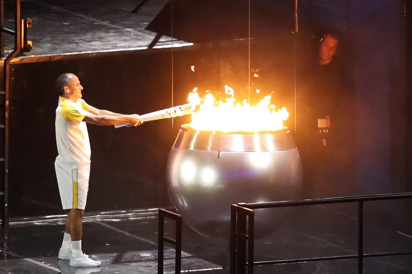 Vanderlei de Lima zündet das Olympische Feuer an.