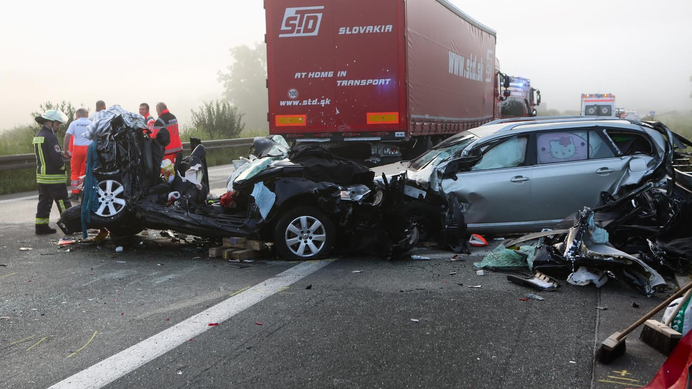 Drama in Bayern: Zerstörte Fahrzeuge stehen nach einem schweren Unfall bei Altdorf auf der Autobahn.