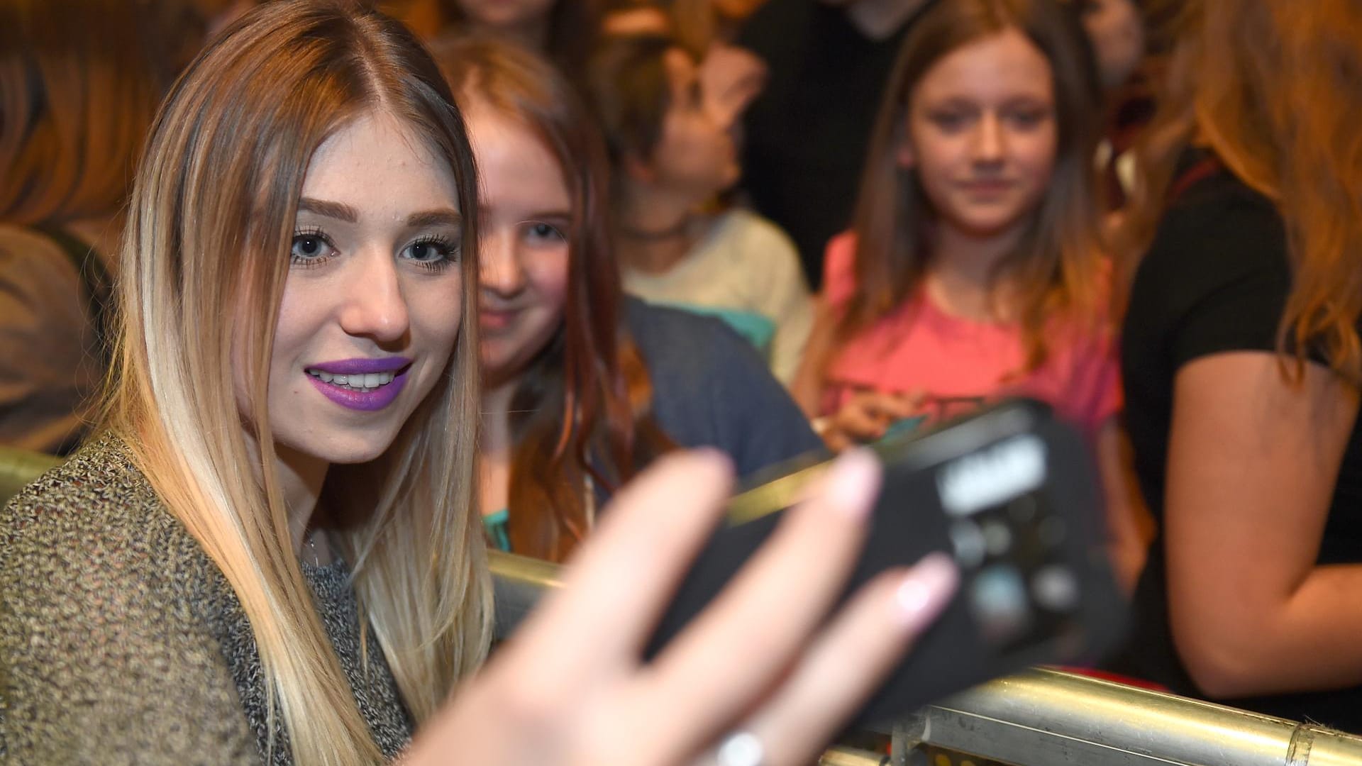 Youtube-Star Bibis Beauty Palace (vorne) macht ein Selfie mit einem Fan.