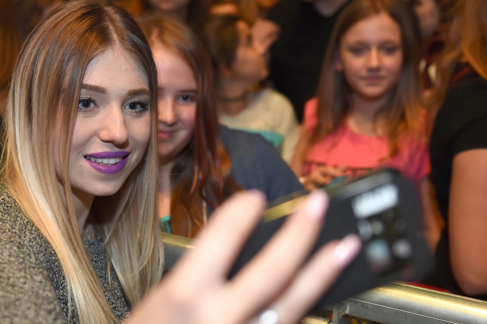 Youtube-Star Bibis Beauty Palace (vorne) macht ein Selfie mit einem Fan.